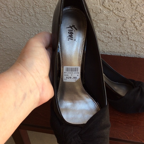 Black Peep Toe Pumps Size 7W - Picture 3 of 6